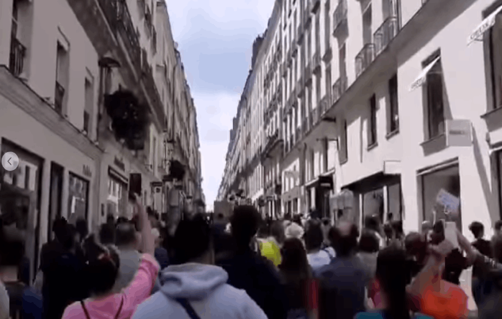 ZABRANJENI SNIMCI: Pogledajte kako demonstranti pale Francusku zbog obavezne vakcinacije (VIDEO)

